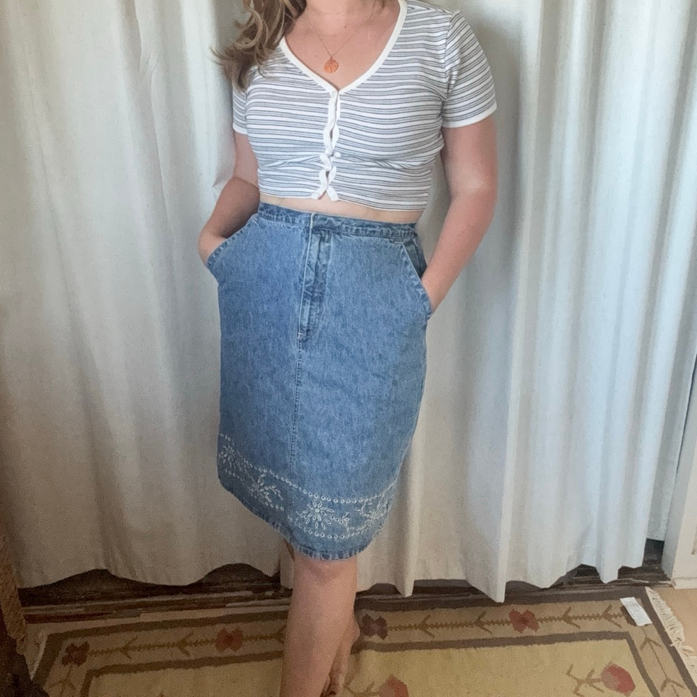 Gloria Vanderbilt Vintage Jean Skirt with decorative embroidery • Size: 10